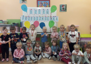 zdjęcie grupowe z "Medalami na Dzień Przedszkolaka"